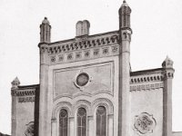 Sinagoga, Praška ulica 7, pročelje  Zagrebačka sinagoga bila je glavnim mjestom bogoslužja zagrebačke židovske zajednice u modernoj Hrvatskoj. Sinagoga je izgrađena 1867. u Kraljevini Hrvatskoj, Slavoniji i Dalmaciji unutar Austro-Ugarske, a bila je u upotrebi do 1941. kada su je vlasti Nezavisne Države Hrvatske dale razgraditi. Sinagoga je izgrađena u pseudomaurskom stilu, dizajnirana prema hramu u gradskom kotaru Leopoldstadt u Beču i nalazila se u današnjoj Praškoj ulici. Bila je jedini namjenski židovski objekt za bogoslužje u povijesti grada Zagreba. Zgrada je bila jedna od poznatijih sinagoga u okolici.